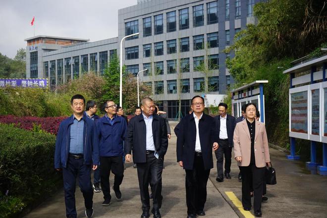 开化县人大常委会主任余建华开展新型工业化调研(图1) 开化县人大常委会主任余建华开展新型工业化调研(图1)