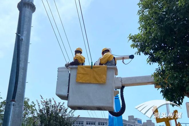 高温下的坚守丨高温“烤”验下的电力工人守护着万家清凉(图2)