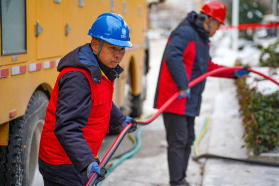 国家电网公司全力做好抗击雨雪冰冻保供电(图4) 国家电网公司全力做好抗击雨雪冰冻保供电(图4)