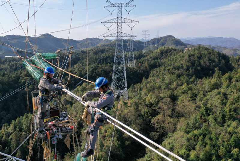 他们在大山里建设电力“天路”(图3)