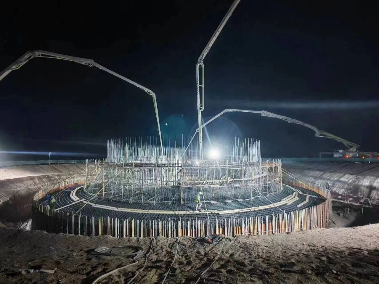 世界单期最大“光（热）储”一体化基地项目吸热塔基础浇筑完成