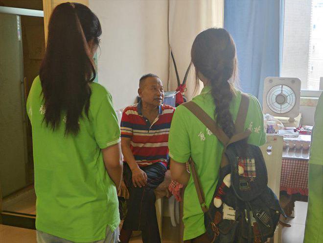 重庆电力高专动力工程学院爱国主义教育实践团走访慰问老党员