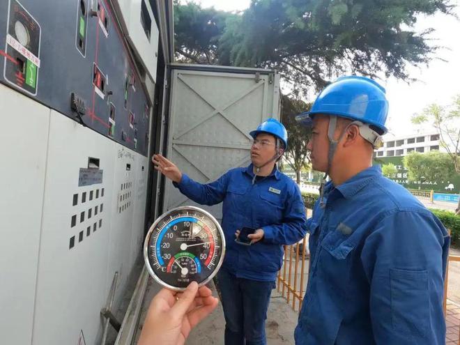 长袖长裤安全帽这是40℃下的供电人