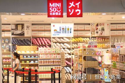 名创优品货架的“卖场效应”