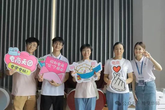 华师学子留校“充电”中
